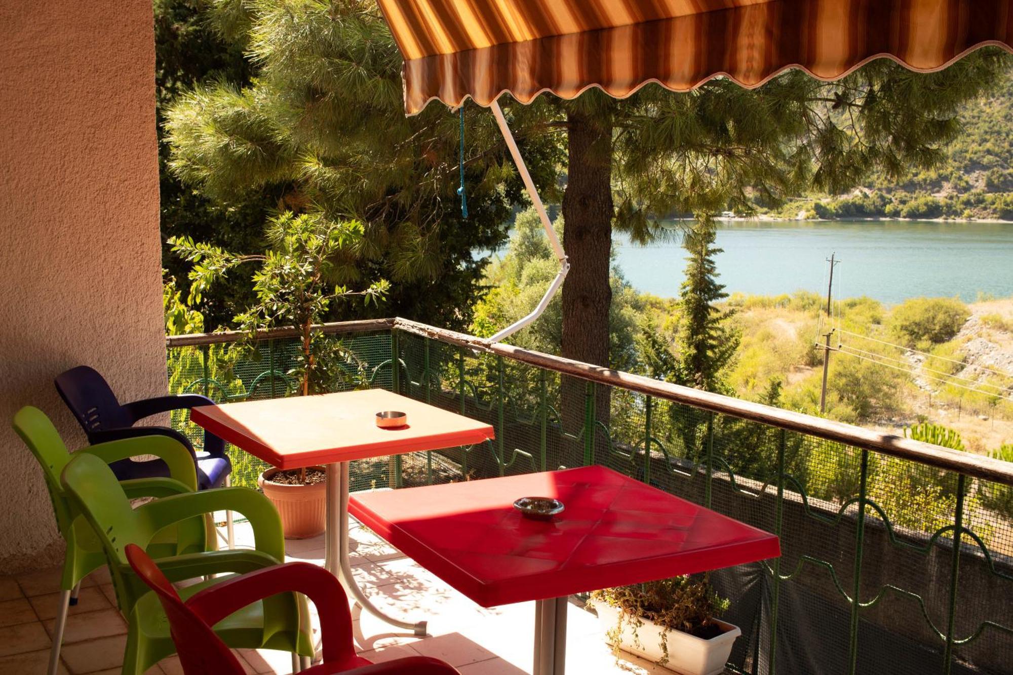 Agroturizem Hotel Vila Franceze Koman Exteriér fotografie