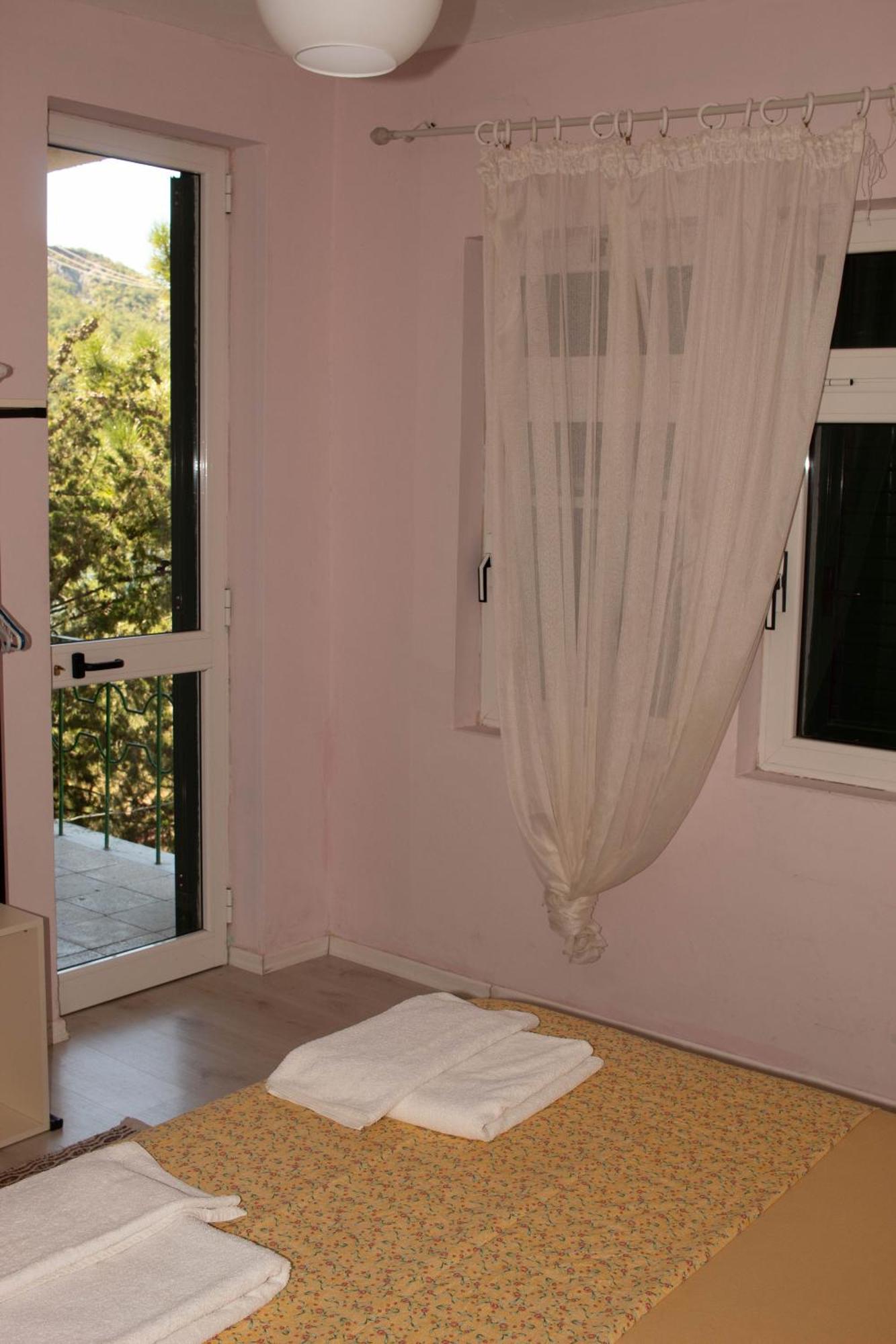 Agroturizem Hotel Vila Franceze Koman Exteriér fotografie